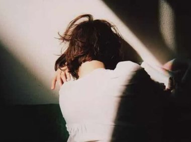 已婚女人愿意和你出轨有什么暗示的信号