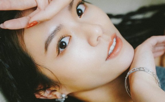 宋芸桦戴De Beers珠宝出席活动，完美演绎了自信魅力