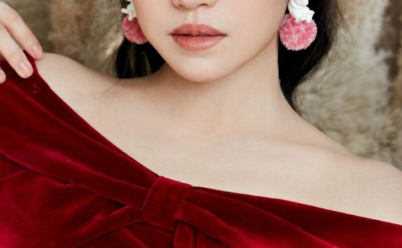 陈妍希穿红色丝绒一字肩裙超级美!不愧为国民初恋