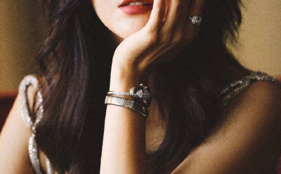 佟丽娅穿黑色长裙优雅靓丽！乌黑的长发妩媚动人