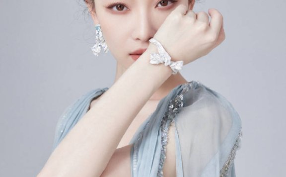 倪妮穿天青色深v长裙露出事业线!国风韵味性感魅力猛增