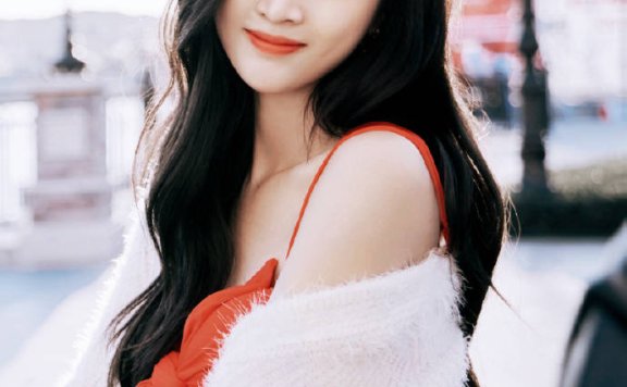 吴宣仪穿红色短裙大秀事业线!大长腿性感撩人