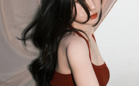 虞书欣穿红色吊带上衣大秀事业线!复古港风造型性感迷人