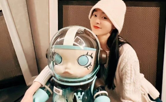 宋轶晒居家私服随拍，穿米白毛衣配深蓝牛仔裤温婉减龄又俏皮