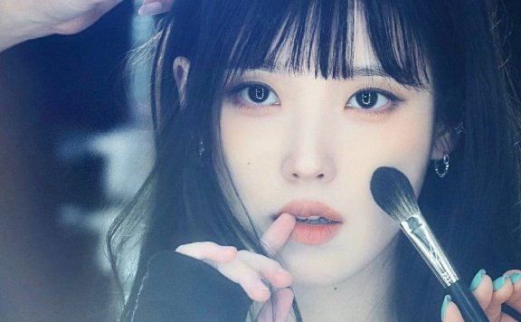 李知恩穿黑色露香肩清冷感好绝！雪肤玉貌美得让人窒息