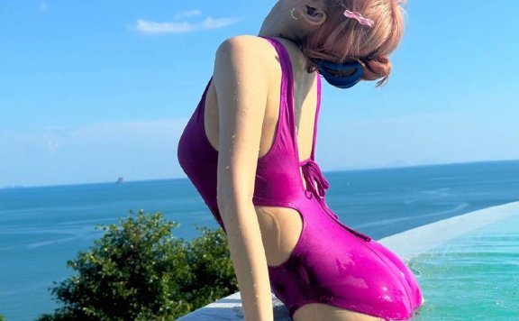 程潇穿玫红泳衣露出事业线大美腿!魔鬼身材性感火辣