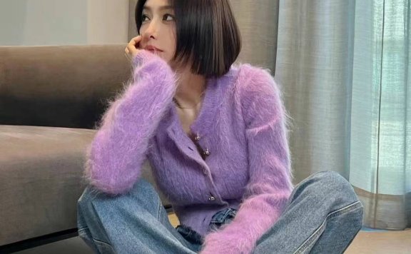 秦岚开春私服随拍，穿紫色毛衣搭配牛仔裤温婉动人女人味十足
