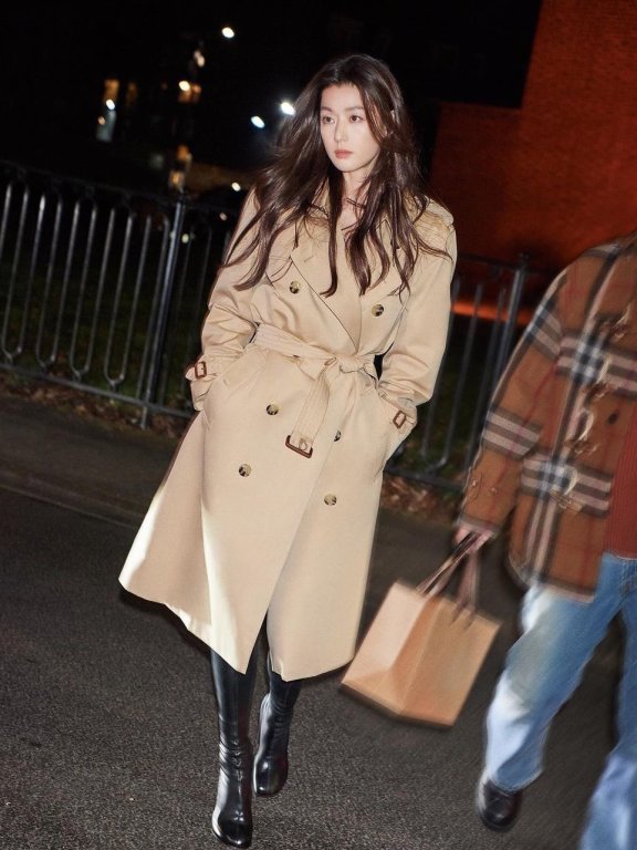 全智贤穿中长风衣现身Burberry秀场,举手投足间全是气场