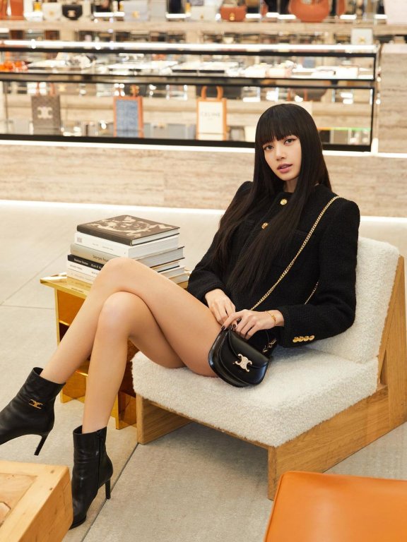 穿黑色装展现逆天长腿,Lisa现身CELINE品牌店