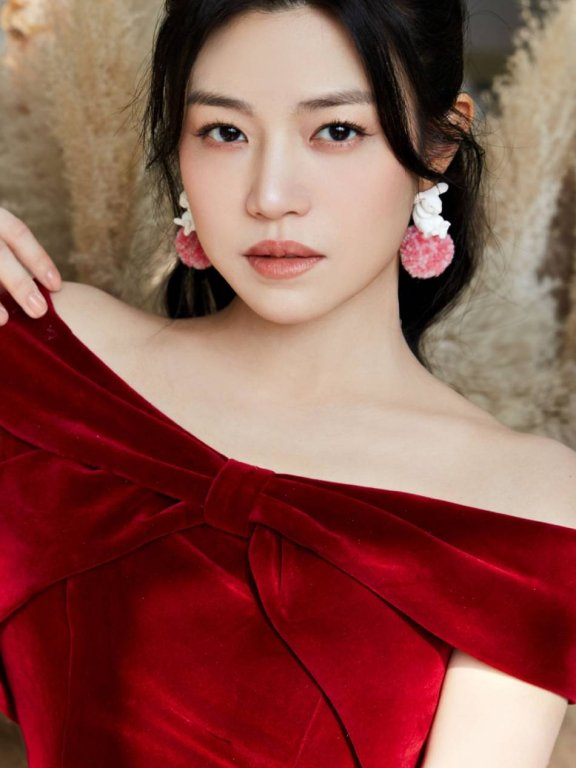 陈妍希穿红色丝绒一字肩裙超级美!不愧为国民初恋