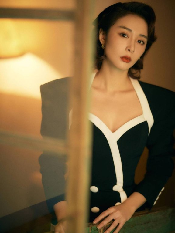 高叶穿黑蕾丝内衣露事业线!写真图片性感火辣