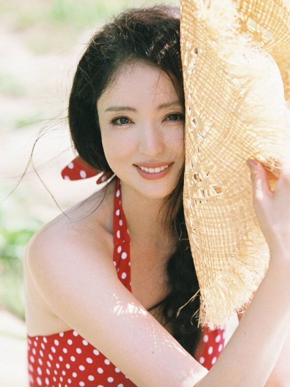 43岁董璇穿露背装大秀事业线!曼妙身材火辣迷人