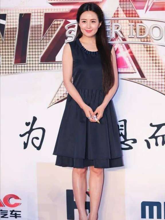 杨童舒44岁穿老年服,稍微打扮下就气质满满,素颜也很干净!