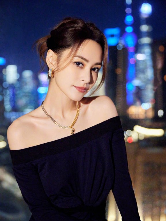 阿娇穿一字肩长裙 夜幕霓虹下明艳动人!