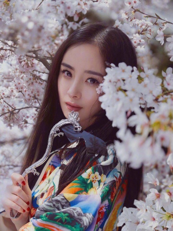 杨幂站的笔直气质终于提升!最美大片刷爆好仪态,终于不像小老太