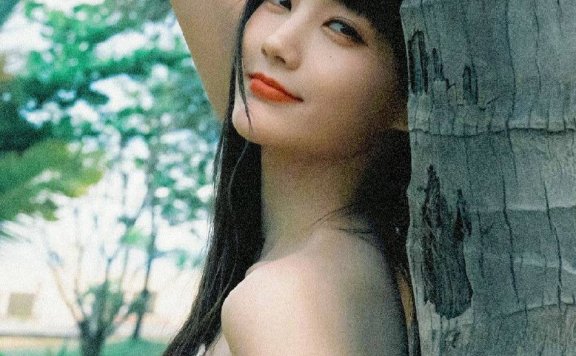 李一桐白底碎花裙大秀香肩!雪肤玉貌美得让人窒息