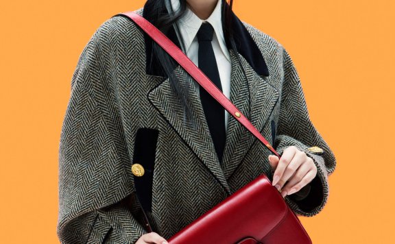 Gucci最年轻品牌形象大使Hanni首次出镜时尚广告,演绎经典Gucci Horsebit 1955