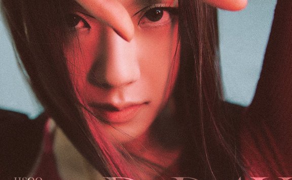 出席活动Lisa运动袜搭高跟鞋,Rosé素雅黑裙头绑发带混搭太好看