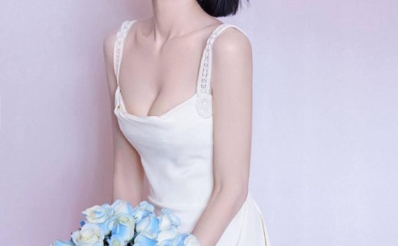 秦岚穿白色吊带长裙露出事业线！凹凸有致的身材性感迷人