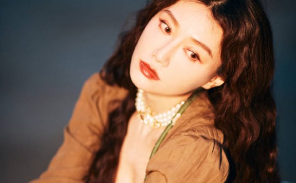 美女主播李斯羽写真露出事业线大美腿!雪肤玉貌性感火辣