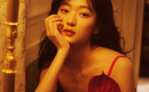 惊艳登场!孙千玫粉吊带裙大秀完美身材,性感魅力无限!