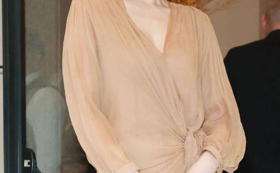 日本女星三吉彩花穿棕裙写真大秀事业线!性感魅力毫不掩饰!