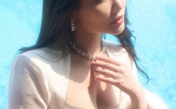 徐冬冬白衣黑裙写真大秀小蛮腰!魔鬼身材性感撩人