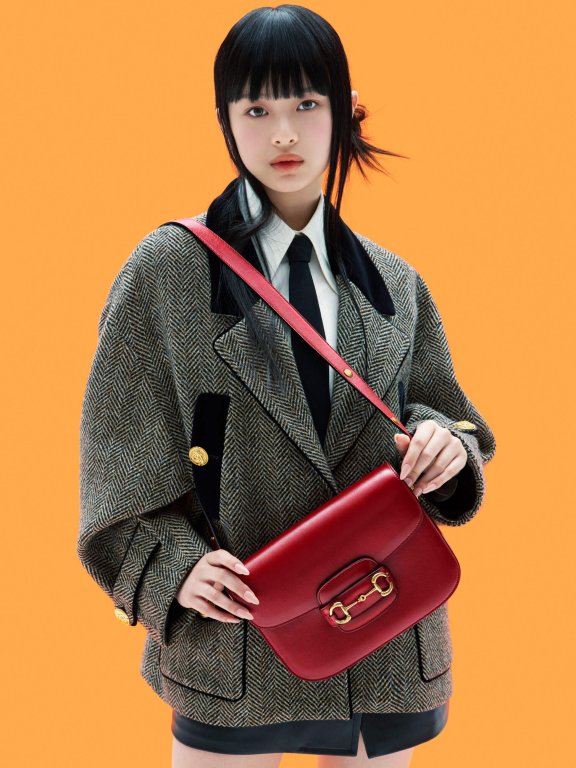 Gucci最年轻品牌形象大使Hanni首次出镜时尚广告,演绎经典Gucci Horsebit 1955