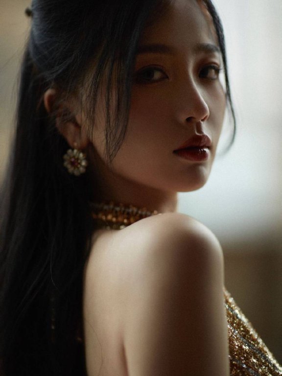 虞书欣异域风鎏金刺绣长裙大秀美背!曼妙身材太性感撩人