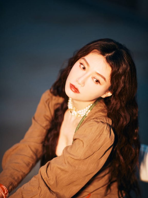 美女主播李斯羽写真露出事业线大美腿!雪肤玉貌性感火辣