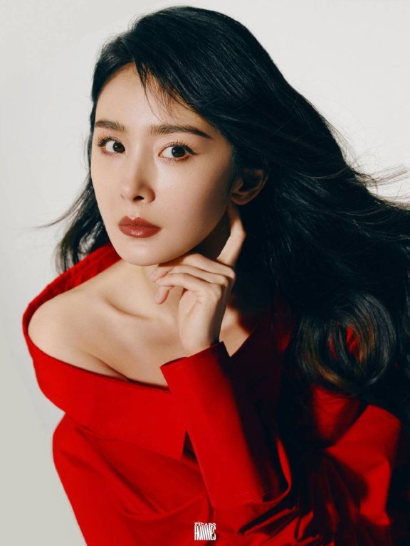 杨幂最新写真展现完美身材!肤白貌美大长腿惊艳无比