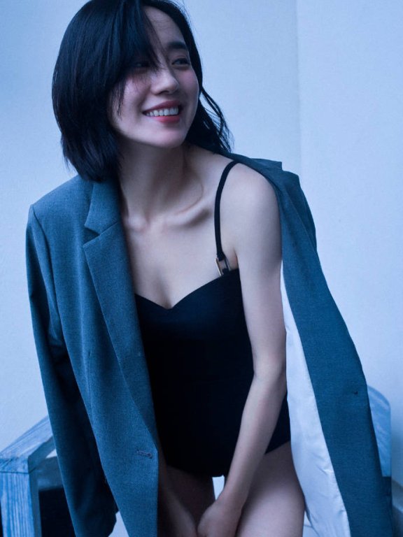 王智穿泳装写真露事业线大美腿!魔鬼身材火辣迷人