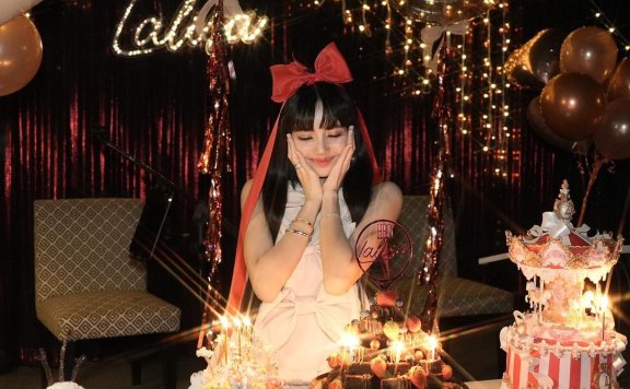 穿着就像是童话走出来的公主,Lisa 将自己打扮成礼物庆生