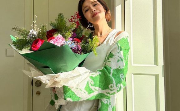 崔秀英剪掉长发后更加可爱 最新造型偏爱牛仔美帅风