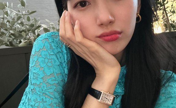 背光也掩盖不了神颜！裴秀智漫画美少女穿搭性感锁骨太迷人