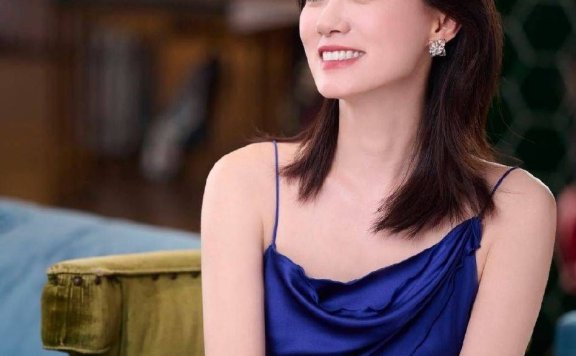 张小斐穿蓝紫色吊带裙大秀香肩!高开叉下露出美腿太性感