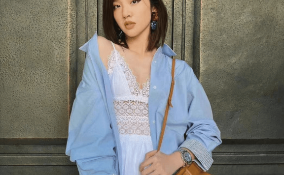 唐艺昕白色抹胸紧身礼服裙,尽显迷人性感身材