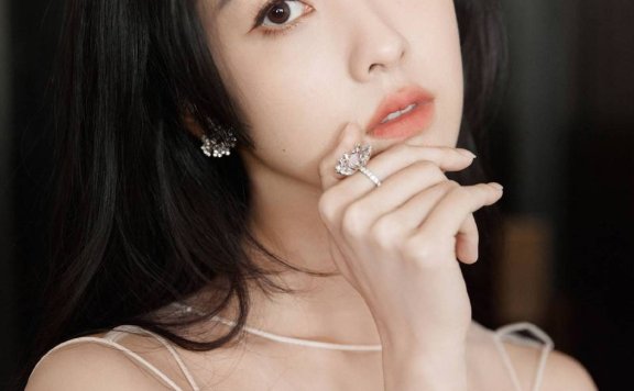 陈都灵穿白色长裙大秀美背！雪肤玉貌又纯又欲性感撩人