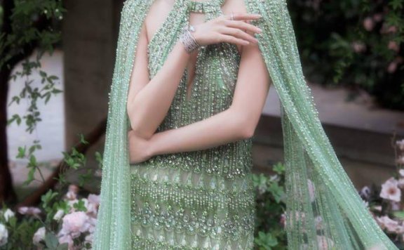 娜扎杂志异域仙气写真：穿上绿色珠裙化身花园中的神女