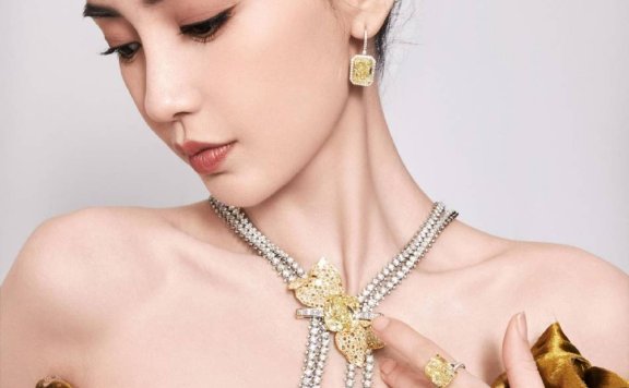 杨颖穿鎏金抹胸长裙露出事业线!曼妙身材性感撩人