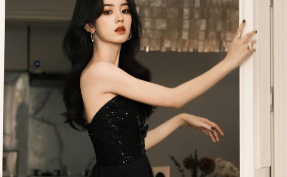 周也穿黑色镂空抹胸裙露出事业线!雪肤玉貌太性感撩人