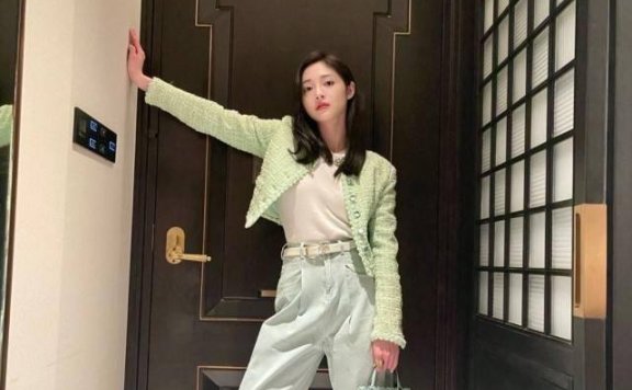 周洁琼衬衫配牛仔裤，少女风穿搭太惊艳