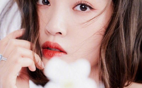 唐艺昕穿花卉抹胸泡泡袖裙大秀长腿!雪肤玉貌性感撩人