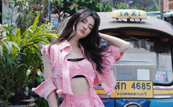 徐璐穿浅粉抹胸短裙大秀香肩美背!肌肤白皙如雪太迷人