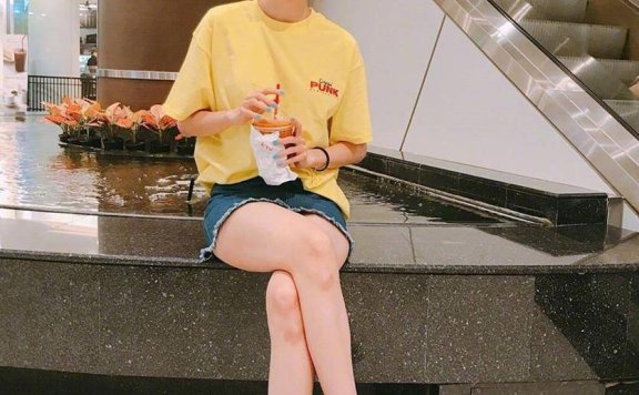 林允儿夏日清纯写真,背心搭配牛仔裤长发飘飘太迷人