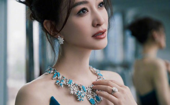 李小冉穿蓝色深V长裙大秀事业线!魔鬼身材性感火辣