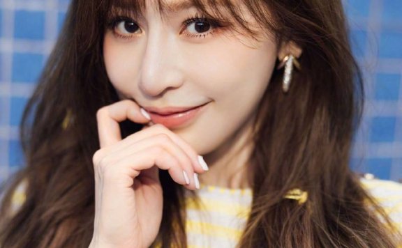 王心凌穿黄色套装服装露健美腹肌!青春活泼展现不俗魅力