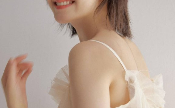 李兰迪穿纯白吊带长裙皮肤白净!氧气美女美得犹如天仙