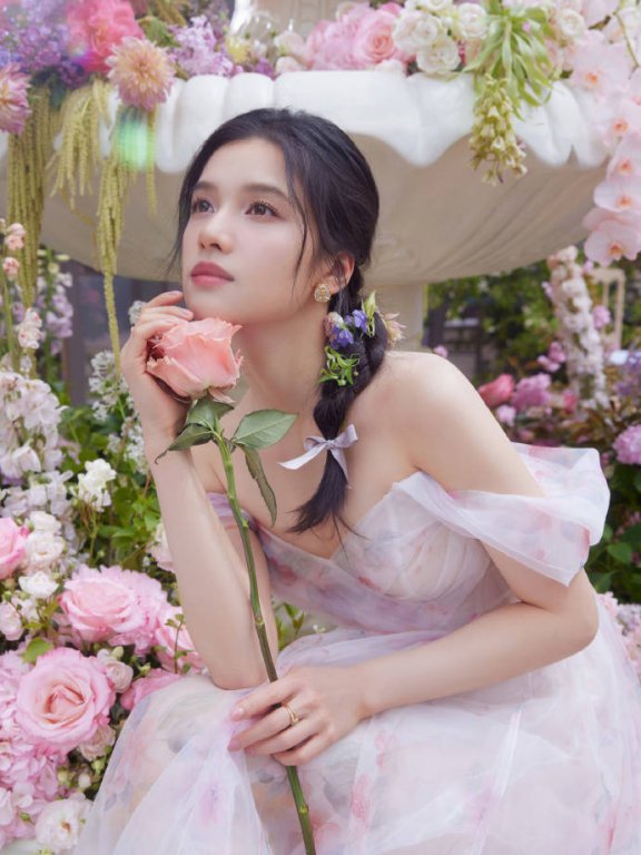 张婧仪穿薄纱长裙露出白皙香肩!雪肤玉貌美若天仙