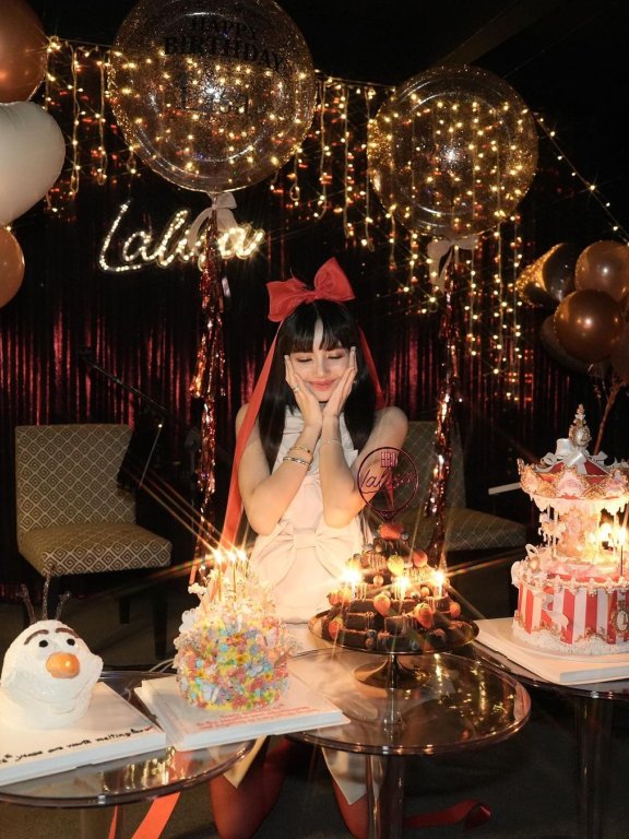 穿着就像是童话走出来的公主,Lisa 将自己打扮成礼物庆生